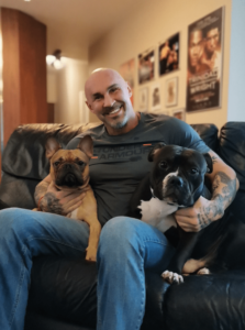 Przemek Saleta ze swoimi czworonogami: Frankiem i Stefanem